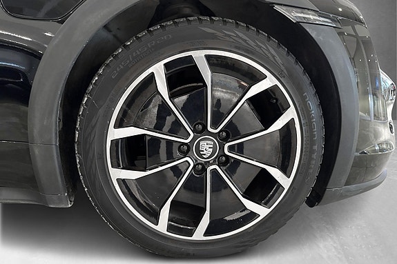 Porsche Taycan Cross Turismo 21 of 30