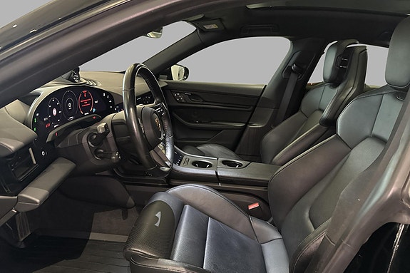 Porsche Taycan Cross Turismo 11 of 30