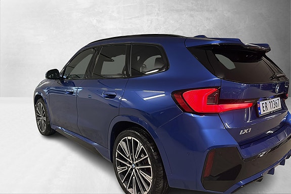 BMW iX1 3 of 29