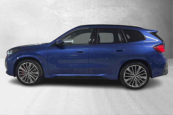 BMW iX1 2 of 29