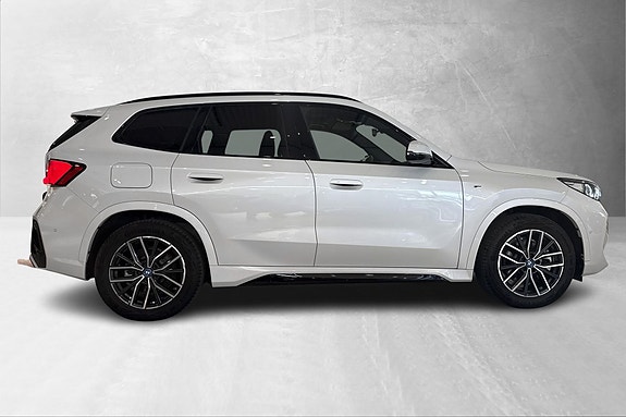 BMW iX1 6 of 27
