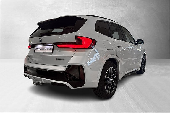 BMW iX1 5 of 27