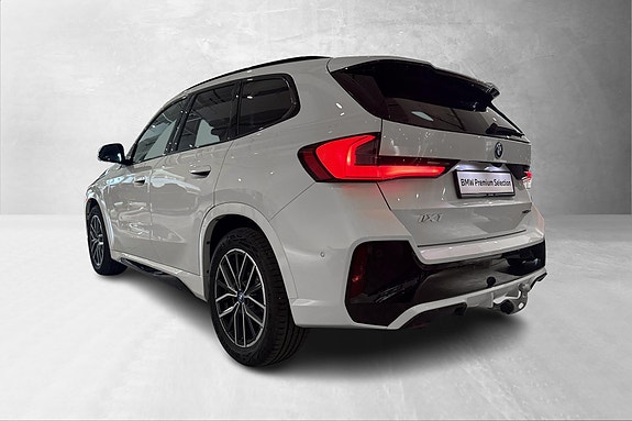 BMW iX1 3 of 27