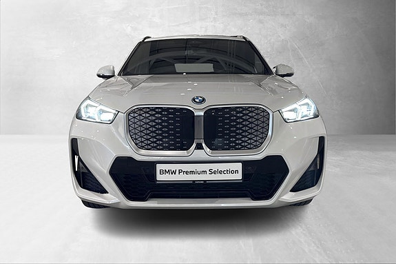 BMW iX1 8 of 27
