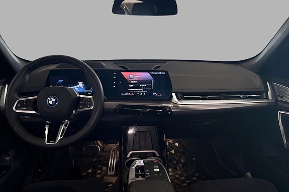 BMW iX1 10 of 27
