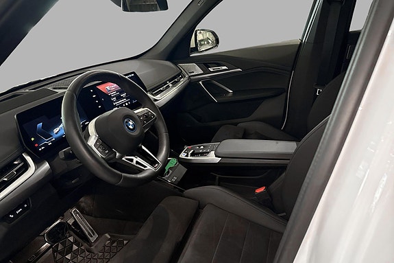 BMW iX1 11 of 27