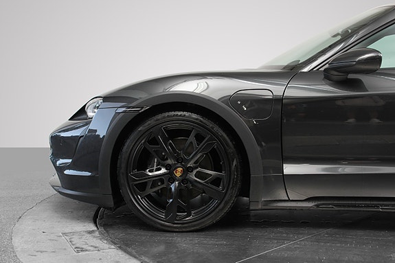 Porsche Taycan Cross Turismo 11 of 30