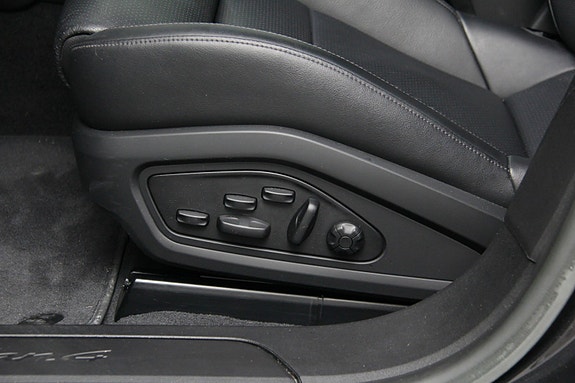 Porsche Taycan Cross Turismo 21 of 30
