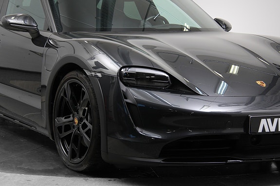 Porsche Taycan Cross Turismo 10 of 30