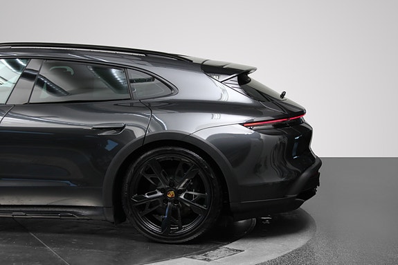 Porsche Taycan Cross Turismo 12 of 30