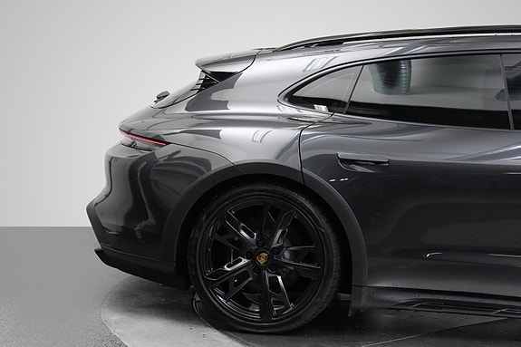 Porsche Taycan Cross Turismo 9 of 30