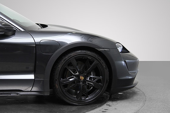 Porsche Taycan Cross Turismo 8 of 30