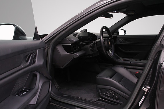 Porsche Taycan Cross Turismo 16 of 30