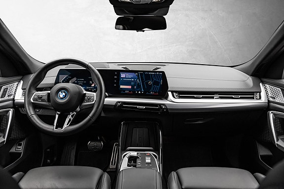 BMW iX2 10 of 27