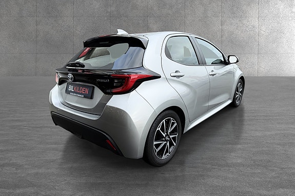 Toyota Yaris 2 of 15