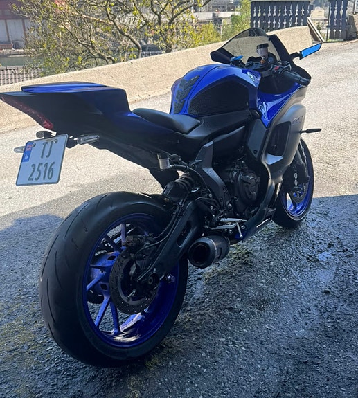 Yamaha R7 8 of 16