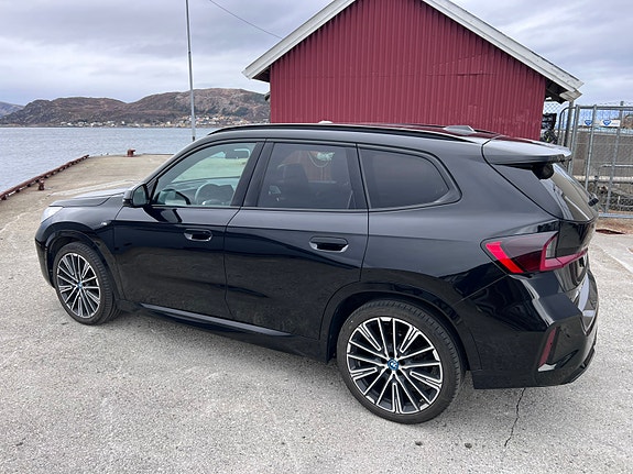 BMW iX1 5 of 8