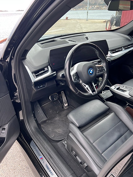 BMW iX1 2 of 8