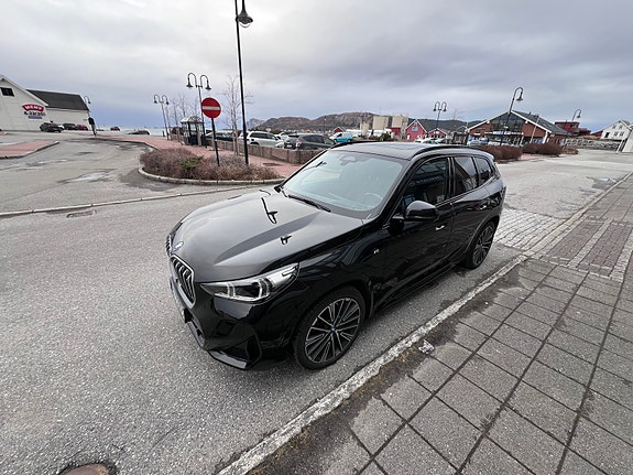 BMW iX1 7 of 8