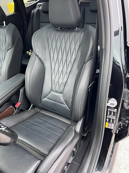 BMW iX1 3 of 8
