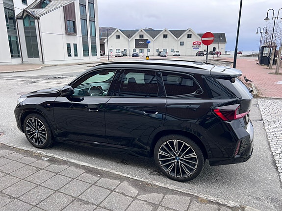 BMW iX1 6 of 8