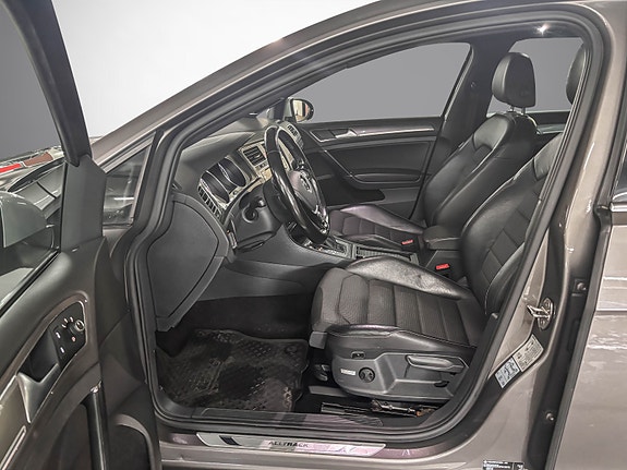 Volkswagen Golf Alltrack 11 of 26