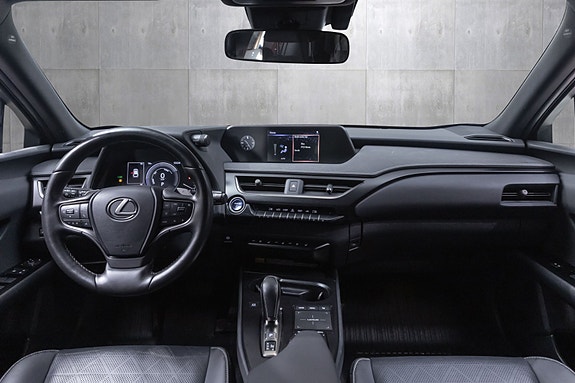 Lexus UX300e 24 of 29