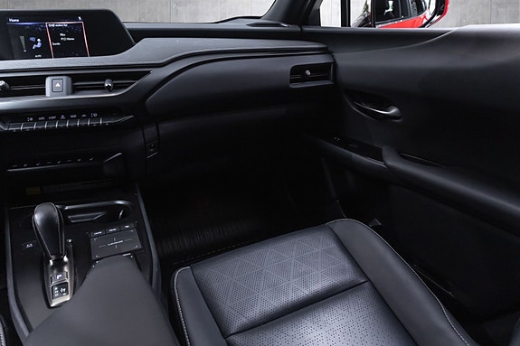 Lexus UX300e 26 of 29