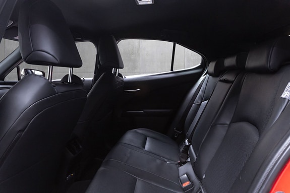 Lexus UX300e 23 of 29
