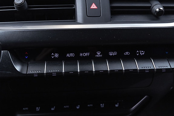 Lexus UX300e 17 of 29