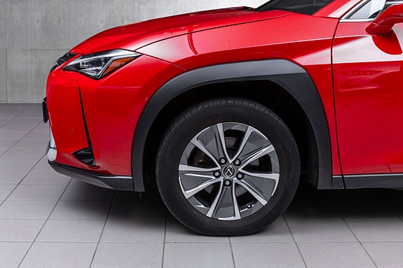Lexus UX300e 2 of 29