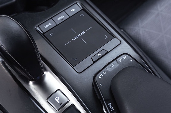 Lexus UX300e 19 of 29