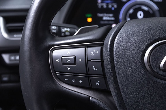 Lexus UX300e 11 of 29