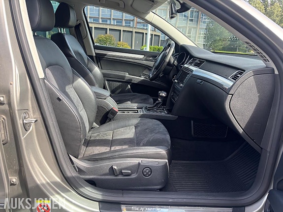 Skoda Superb 9 of 30
