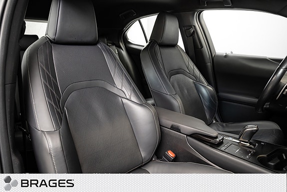 Lexus UX300e 29 of 30