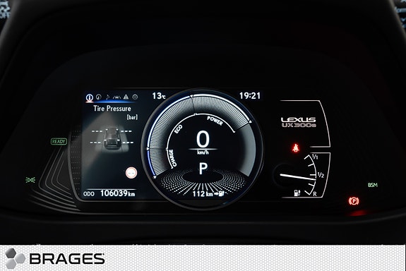 Lexus UX300e 26 of 30