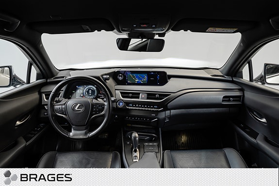 Lexus UX300e 18 of 30