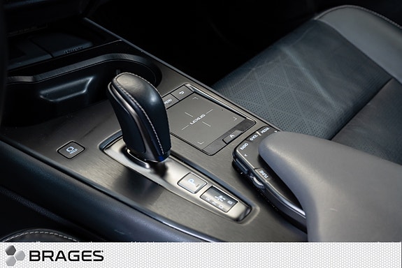 Lexus UX300e 13 of 30