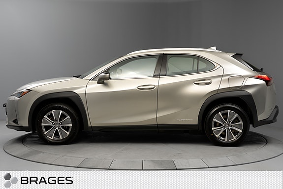 Lexus UX300e 2 of 30