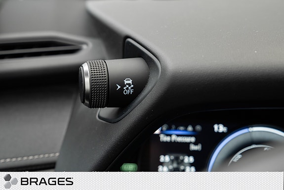 Lexus UX300e 27 of 30