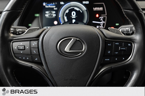 Lexus UX300e 25 of 30