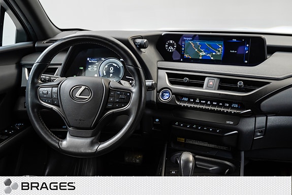 Lexus UX300e 22 of 30