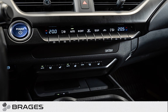 Lexus UX300e 23 of 30