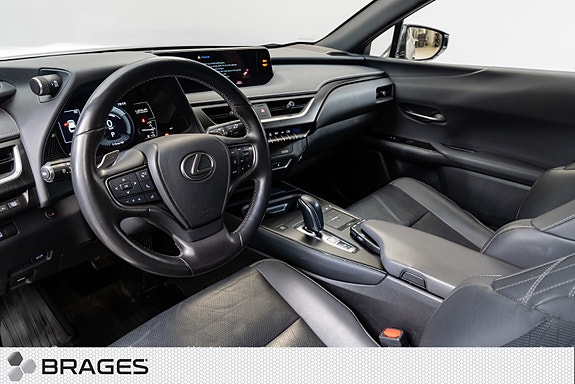 Lexus UX300e 12 of 30