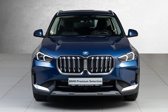 BMW iX1 4 of 30
