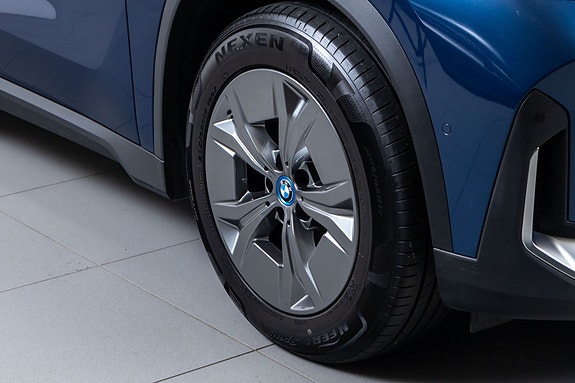 BMW iX1 3 of 30