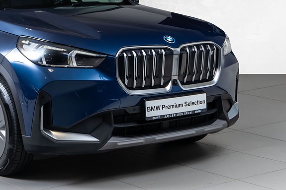 BMW iX1 2 of 30