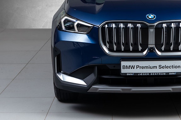 BMW iX1 5 of 30
