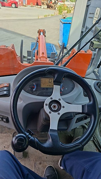 Hitachi ZW75 5 of 8