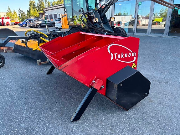 Giant D337T minilaster med V-plog. strøkasse, skuffe++ 18 of 24